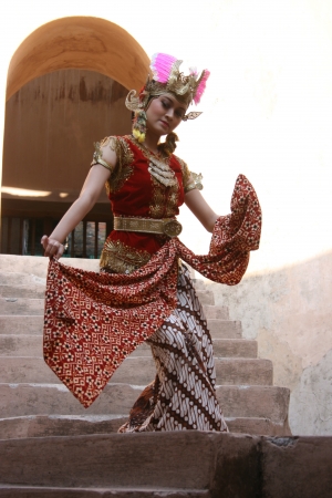 YOGYAKARTA - SEPTEMBER 14   Gambyong dance performance brought the girls  on September 14, 2008 in Tamansari Watercastleのeditorial素材