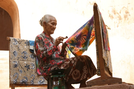 YOGYAKARTA-SEPTEMBER 14  An elderly woman making traditional batik cloth at the Castle on September 14, 2008 in Yogyakartaのeditorial素材