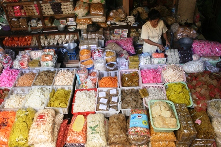 YOGYAKARTA - AUGUST 1 Activity in the Beringharjo market Yogyakarta at the weekend, many people are shopping for clothes and other basic goods  Beringharjo one market in Indonesia which is famous for its batik marketing on August 1, 2008 in Yogyakartaのeditorial素材