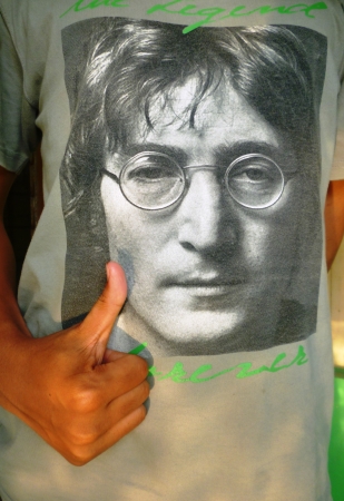 john lennon t-shirts emblazoned with the designated thumb young man のeditorial素材