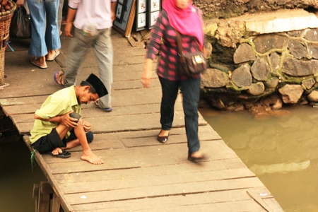 the activities of people in One of Indonesia s uniqueness   market on the street  Located at Pasar Minggu, South Jakarta, Indonesiaのeditorial素材