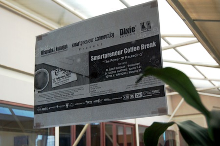 Speaker at Business Conference with Public Presentations at coffe shop. Audience at the conference hall. Entrepreneurship club. Rear view located Indonesia, asianのeditorial素材