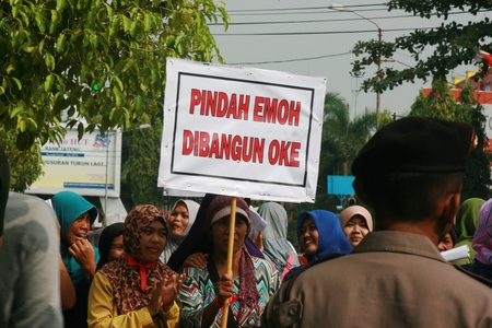Blora, Indonesia, May 25, 2016. Thousands of traditional market traders held a peaceful rally in front of the office of Regent Blora to refuse relocation marketのeditorial素材
