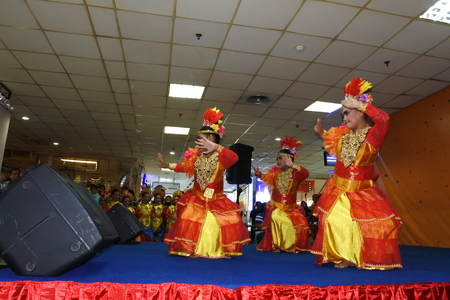Depok - 5 November 2017 : girls performing traditional Indonesian dance at Depok Mall on 5 November 2017 Indonesia.のeditorial素材
