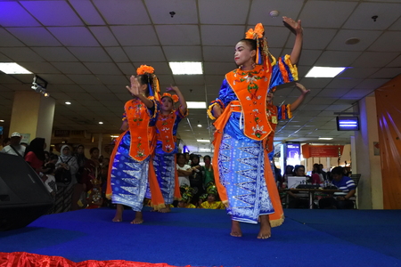 Depok - 5 November 2017 : girls performing traditional Indonesian dance at Depok Mall on 5 November 2017 Indonesia.のeditorial素材