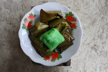 cakes on a plate (bugis)の写真素材