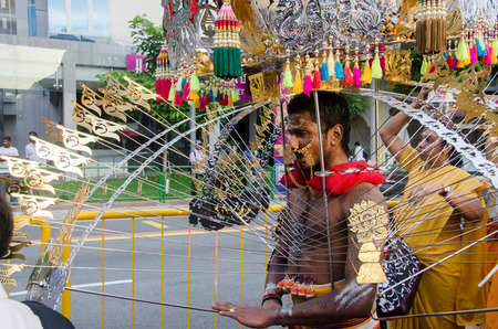 7 Feb 2012 Singapore: A male devotee carries the kavadi a piercing harness as part of the Thaipusam festival in Singapore.のeditorial素材