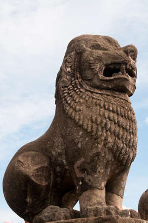 Angkorian-style lion statue at the Bakong temple in Siem Reapのeditorial素材