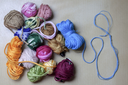 group of diferente multicolored balls of thread