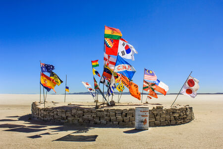 National Flags at the world s largest salt flats, Salar de Uyuni, Boliviaの写真素材