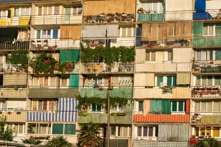 A flat building in Cape Town with equal and square rooms.