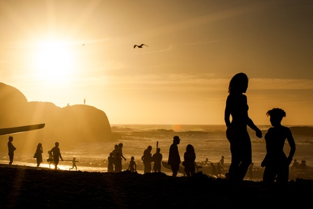 Silhoettes of people on the beachの写真素材