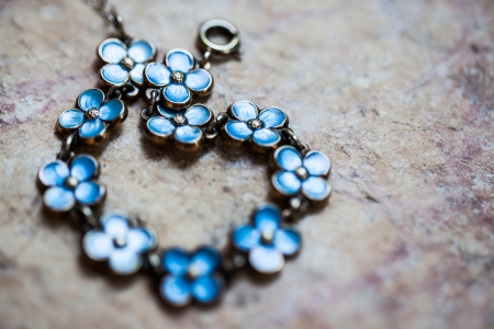 A flower bracelet with gradients of blue.の写真素材