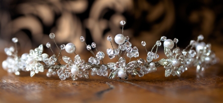 The small details that the bridal crown contains are beautiful.の写真素材