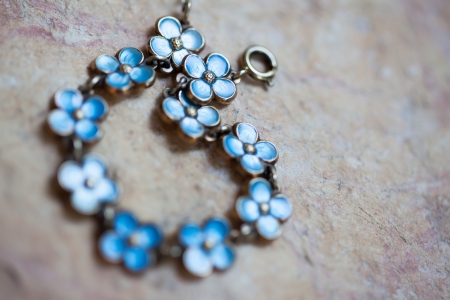 A flower bracelet with gradients of blue.の写真素材