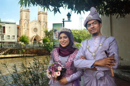 Melaka/Malaysia-19.11.2017:The malaysian wedding couple in traditional dressのeditorial素材