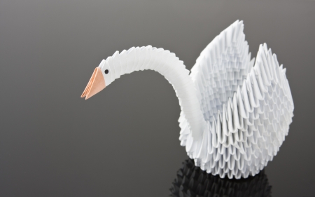 White origami swan on grey surface. Close-up viewの写真素材