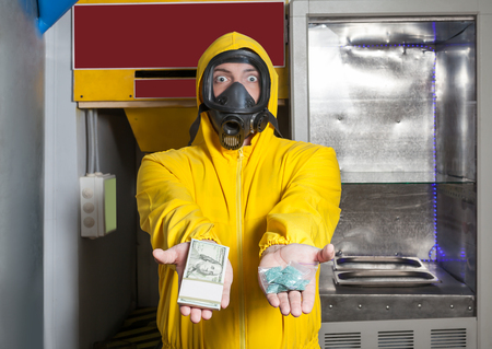 Man with crystalmeth and mone in the labの写真素材