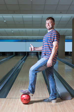 Happy man in bowling with thumb upの写真素材