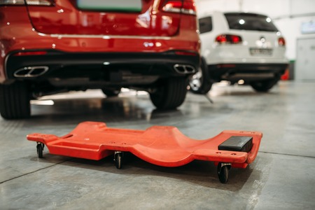 Rolling trolley for work under the bottom of car