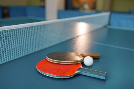 Two  paddles on the table with netの写真素材