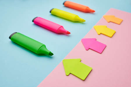 Set of permanent markers and magnetic arrows