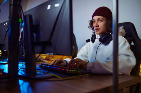 Young gamer play in game clubの写真素材