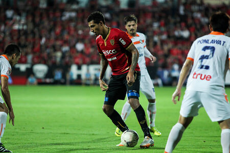 BANGKOK,THAILAND-MA Y 4 Unidentified Player of MTUTD in action during the TPL 2014 between SCG Muangthong United and Suphanburi FC at SCG Stadium on May 4, 2014 in Bangkok,Thailand のeditorial素材