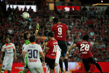 BANGKOK,THAILAND-MA Y 4 A group of player of MTUTD in action during the TPL 2014 between SCG Muangthong United and Suphanburi FC at SCG Stadium on May 4, 2014 in Bangkok,Thailand のeditorial素材