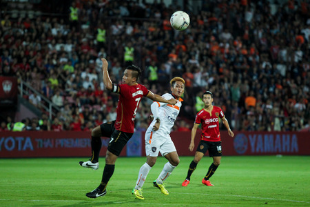 BANGKOK,THAILAND-MA Y 4 Unidentified Player of MTUTD in action during the TPL 2014 between SCG Muangthong United and Suphanburi FC at SCG Stadium on May 4, 2014 in Bangkok,Thailand のeditorial素材