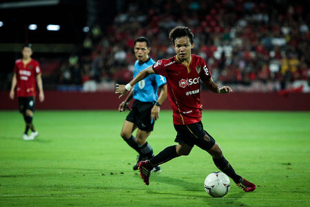 BANGKOK,THAILAND-MA Y 4 Unidentified Player of MTUTD in action during the TPL 2014 between SCG Muangthong United and Suphanburi FC at SCG Stadium on May 4, 2014 in Bangkok,Thailand のeditorial素材