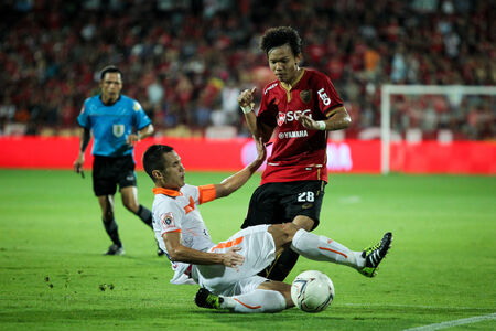 BANGKOK,THAILAND-MA Y 4 Unidentified Player of MTUTD in action during the TPL 2014 between SCG Muangthong United and Suphanburi FC at SCG Stadium on May 4, 2014 in Bangkok,Thailand のeditorial素材