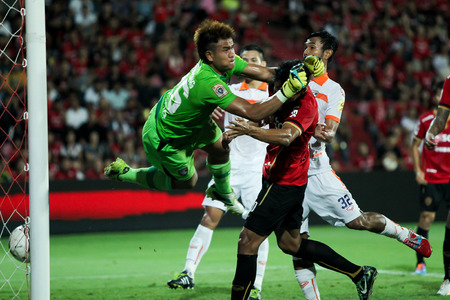 BANGKOK,THAILAND-MA Y 4 Unidentified Player of MTUTD in action during the TPL 2014 between SCG Muangthong United and Suphanburi FC at SCG Stadium on May 4, 2014 in Bangkok,Thailand のeditorial素材