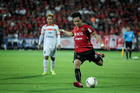 BANGKOK,THAILAND-MA Y 4 Unidentified Player of MTUTD in action during the TPL 2014 between SCG Muangthong United and Suphanburi FC at SCG Stadium on May 4, 2014 in Bangkok,Thailand のeditorial素材