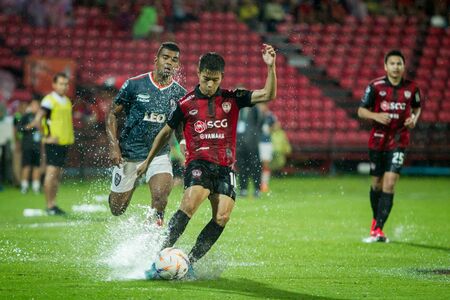NONTHABURI,THAILAND-SEPTEMBER 23: Sarach Yuyen(No.16) Players of SCG Muangthong United in action between the game MTUTD and Chaing Rai UTD in Chang FA Cup 2015 at SCG Stadium on Sep 23, 2015のeditorial素材