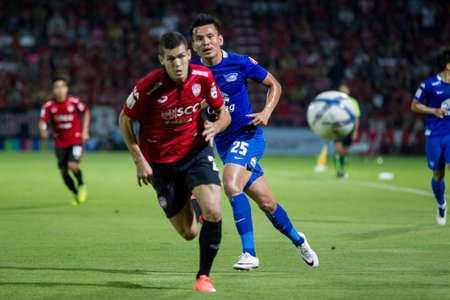 NONTHABURI,THAILAND-MAY1: Claiton Silva(No.23) Player of SCG Mueng Thong UTD in action between the game MTUTD VS Chonburi FC on May 1,2016.のeditorial素材