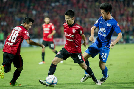 NONTHABURI,THAILAND-MAY1: Sarach Yooyen(No.6) Player of MTUTD  in action between the game MTUTD VS Chonburi FC on May 1,2016.のeditorial素材