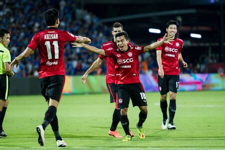 NONTHABURI,THAILAND-MAY1: Chanathip Songkrasin(No.18) Player of SCG Mueng Thong UTD in action between the game MTUTD VS Chonburi FC on May 1,2016.のeditorial素材