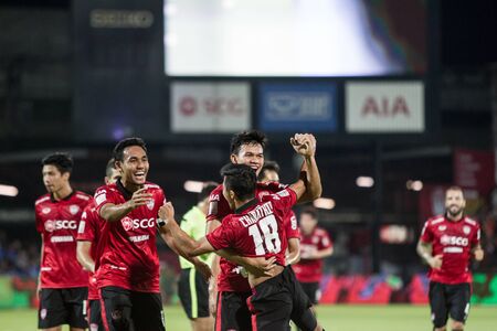 NONTHABURI,THAILAND-MAY1: Chanathip Songkrasin(No.18) Player of SCG Mueng Thong UTD in action between the game MTUTD VS Chonburi FC on May 1,2016.のeditorial素材