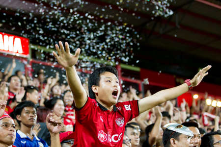 NONTHABURI,THAILAND-MAY1: Fan club of SCG Mueang Thong United celebrating after the first goal of MTUTD between the game MTUTD VS Chonburi FC on May 1,2016.のeditorial素材