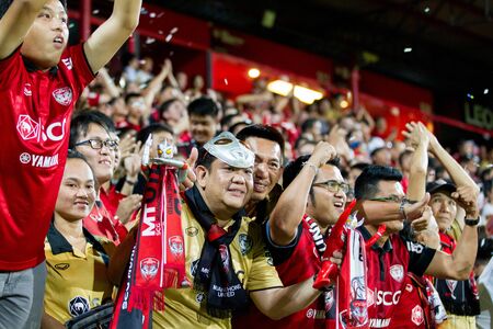 NONTHABURI,THAILAND-MAY1: Fan club of SCG Mueang Thong United celebrating after the first goal of MTUTD between the game MTUTD VS Chonburi FC on May 1,2016.のeditorial素材
