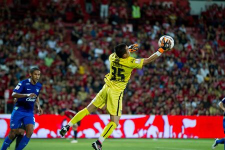 NONTHABURI,THAILAND-MAY1: Goal keeper of Chonburi FC in action between the game MTUTD VS Chonburi FC on May 1,2016.のeditorial素材
