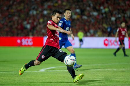NONTHABURI,THAILAND-MAY1: Chanathip Songkrasin(No.18) Player of SCG Mueng Thong UTD in action between the game MTUTD VS Chonburi FC on May 1,2016.のeditorial素材
