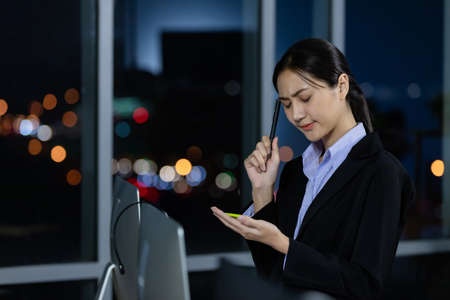 Portrait young business woman at office and write sticky notes to share ideas. Idea modern creative business communication brainstorming conceptの写真素材