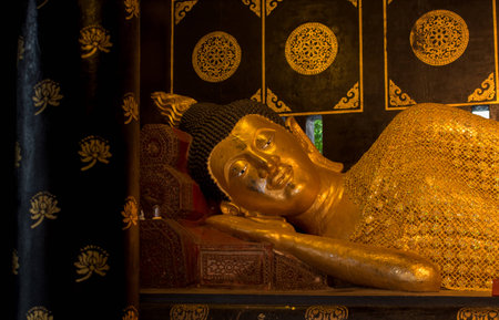 Beautiful reclining Buddha in Wat Jae Dee Laung temple Ching maiのeditorial素材