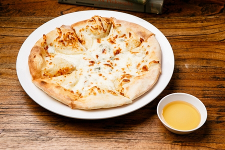 Gorgonzola pizza on tableの写真素材