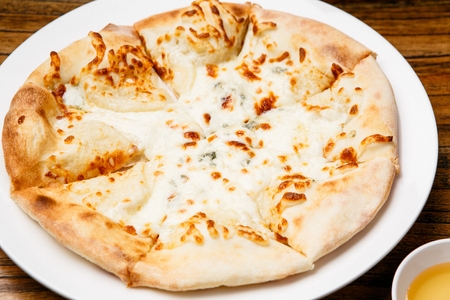 Gorgonzola pizza on tableの写真素材