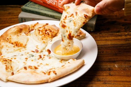 Gorgonzola pizza on tableの写真素材