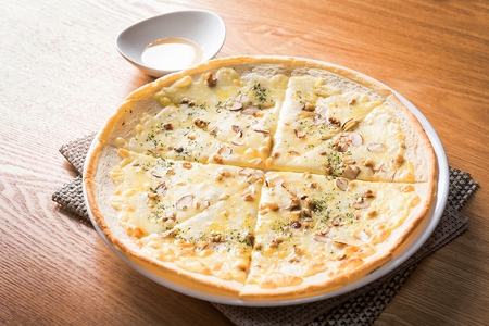 Gorgonzola pizza on table