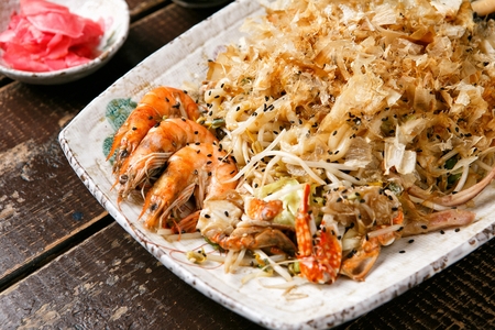 stir-fried seafood udonの写真素材